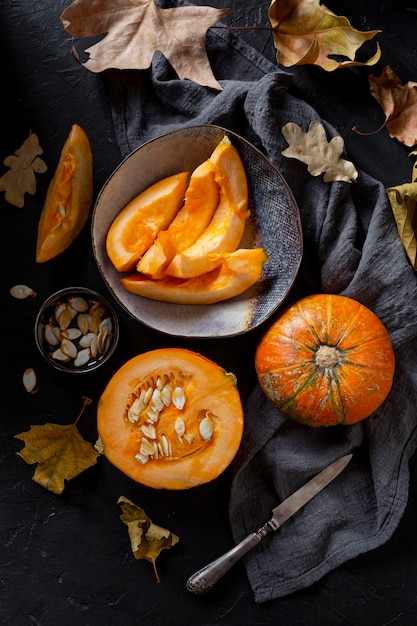 Vue de dessus des citrouilles et des feuilles d'arrangement