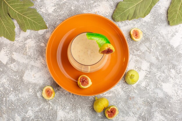 Vue de dessus cocktail frais aux figues sur un bureau blanc