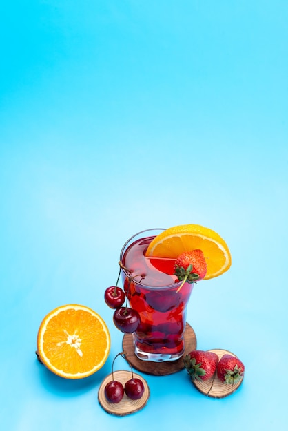 Photo gratuite une vue de dessus cocktail de fruits frais avec des tranches de fruits frais refroidissement par glace sur bleu, boisson jus de fruits cocktail couleur de fruits