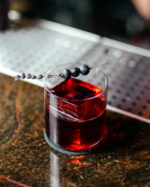 Une vue de dessus cocktail rouge à l'intérieur du petit verre sur le comptoir du bar cocktail boire de l'eau de jus d'alcool