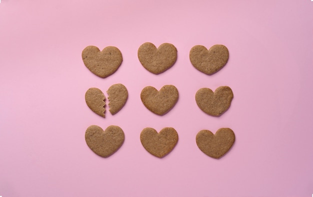 Photo gratuite vue de dessus coeur de biscuit brisé sur fond rose