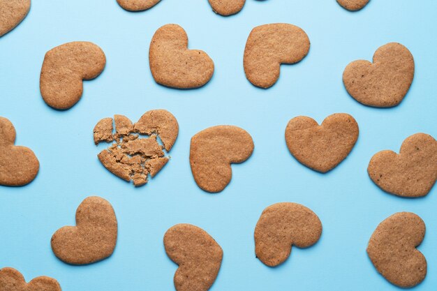 Vue de dessus coeur de biscuit brisé