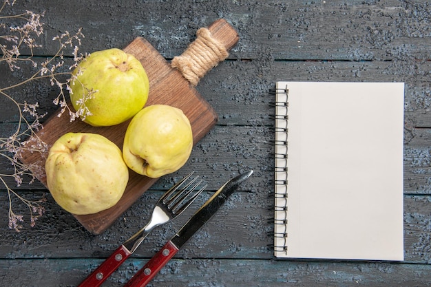 Photo gratuite vue de dessus coings frais fruits aigres et moelleux sur un bureau sombre arbre fruitier aigre frais mûr