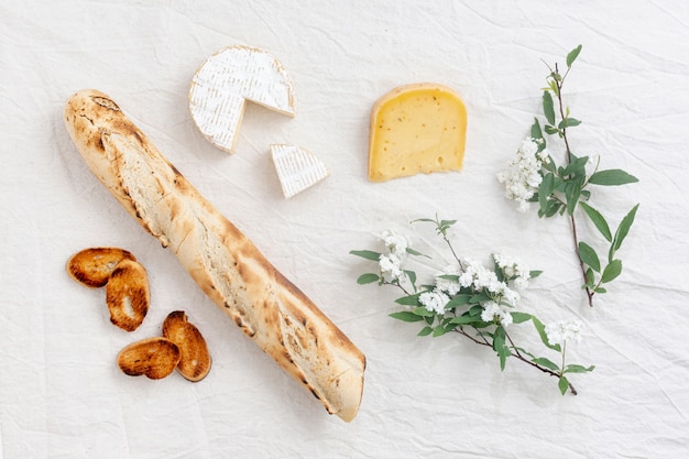 Vue de dessus des collations gastronomiques sur une table