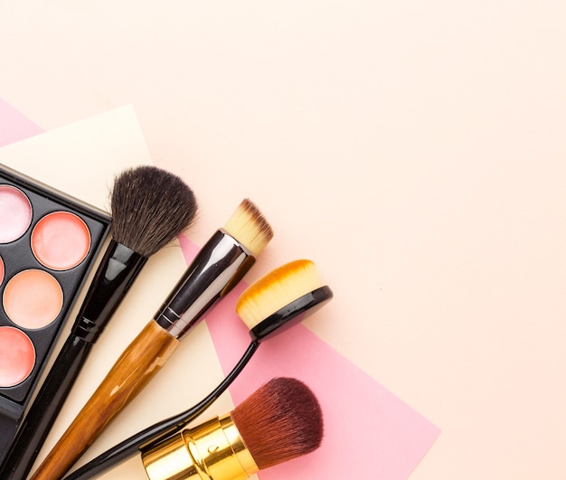 Vue de dessus collection d'accessoires de maquillage avec espace copie