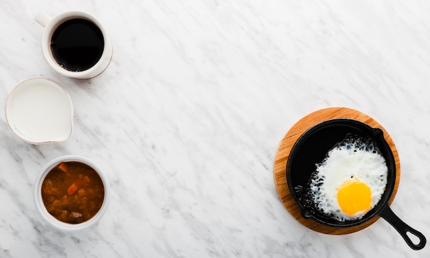 Vue de dessus collection de café à côté de l'oeuf