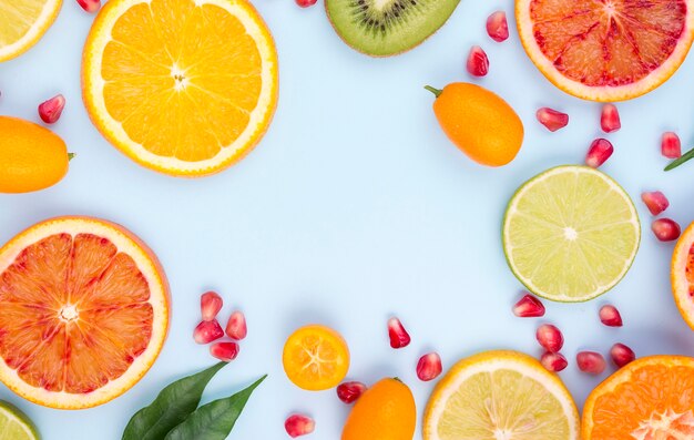 Vue de dessus collection de fruits frais sur la table