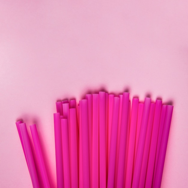 Vue de dessus collection de paille en plastique violet