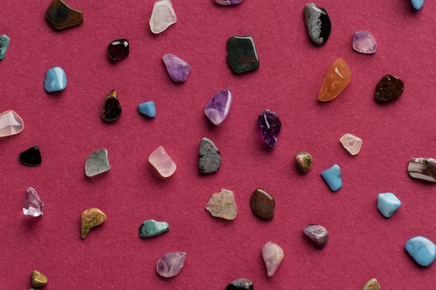 Vue de dessus collection de petites pierres colorées