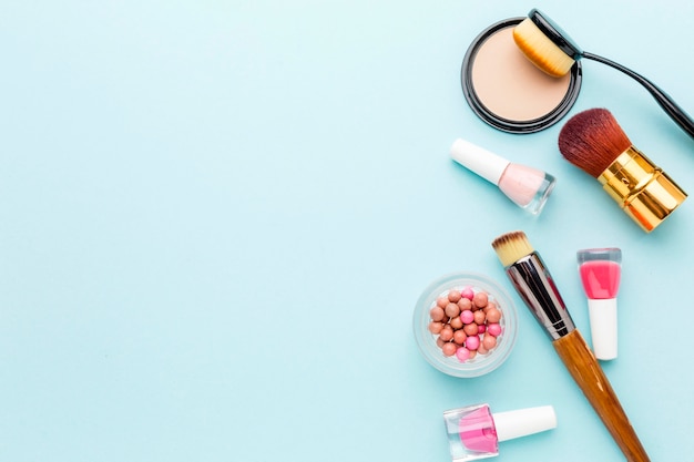 Vue de dessus collection de produits de beauté avec espace copie