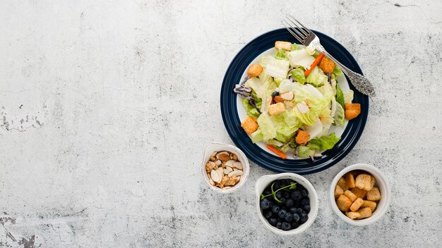 Vue de dessus collection de salade hachée avec fond