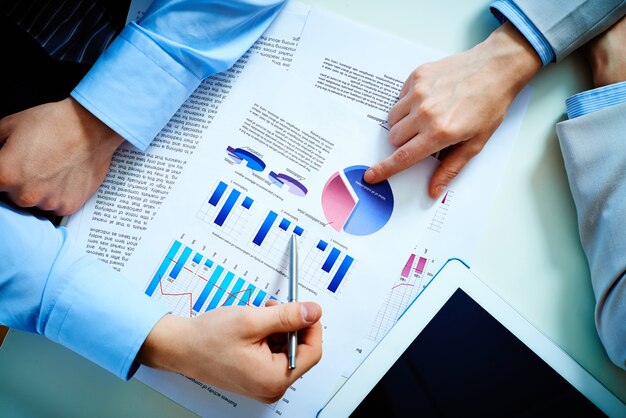 Vue de dessus de collègues de travail d&#39;analyse des diagrammes