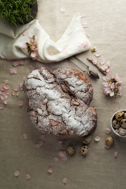 Photo gratuite vue de dessus colomba avec poudre et fleurs