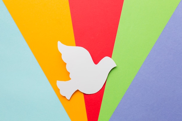 Photo gratuite vue de dessus de la colombe de papier avec des couleurs