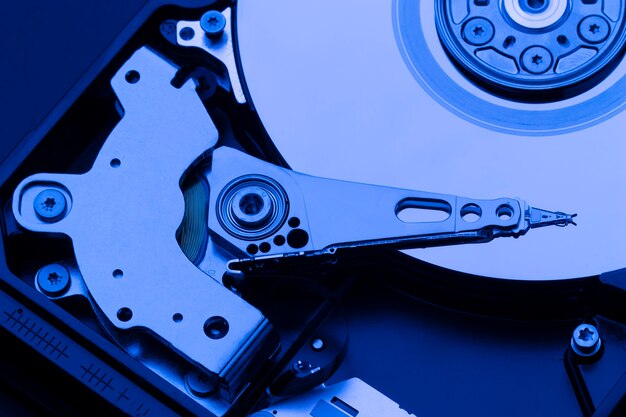 Vue de dessus des composants du disque dur en lumière bleue