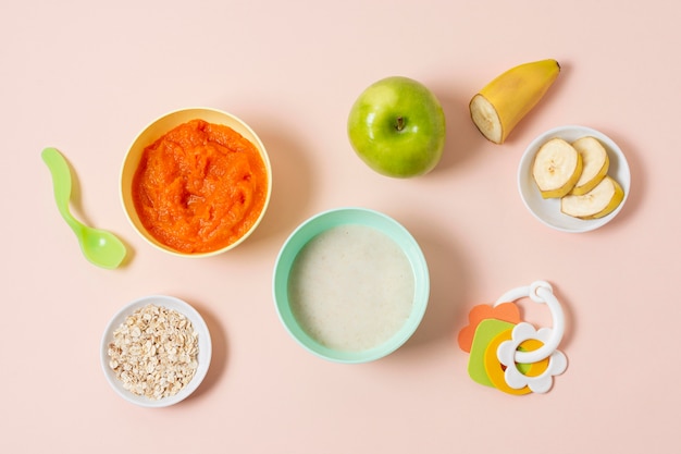 Vue de dessus de la composition des aliments pour bébés