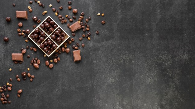 Vue de dessus composition de bonbons au chocolat avec espace copie