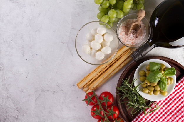 Photo gratuite vue de dessus de la composition avec une bouteille et d'autres produits