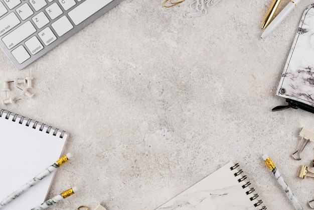 Photo gratuite vue de dessus de composition de bureau élégant