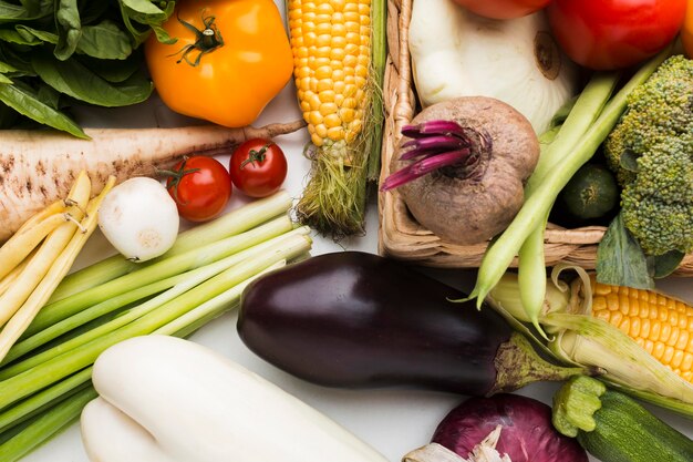 Vue de dessus composition colorée de légumes