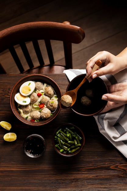 Photo gratuite vue de dessus composition de délicieux bakso indonésien