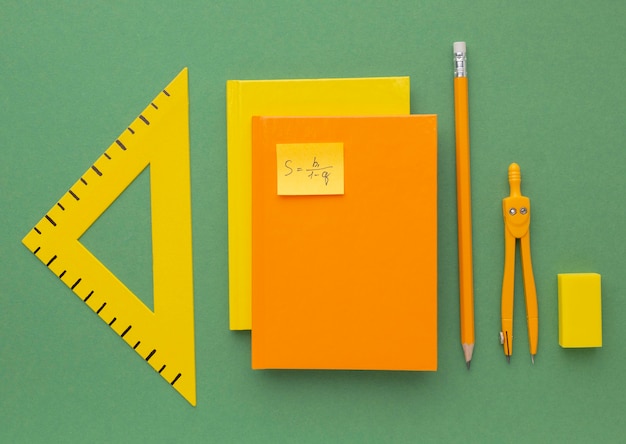 Vue de dessus de la composition des fournitures scolaires