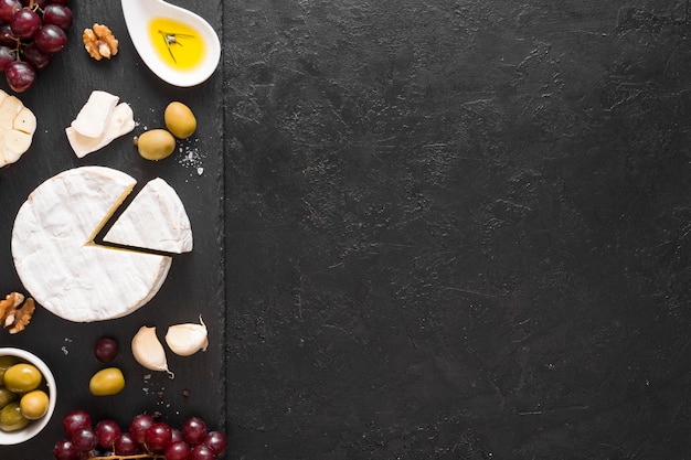 Vue de dessus composition de fromage sur fond noir avec espace de copie