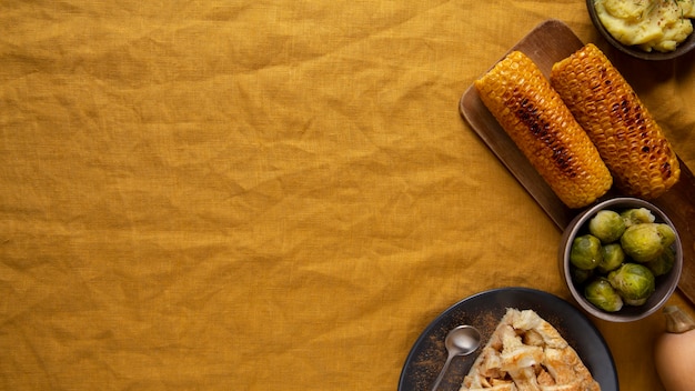 Photo gratuite vue de dessus de la composition de la frontière alimentaire de thanksgiving avec espace de copie