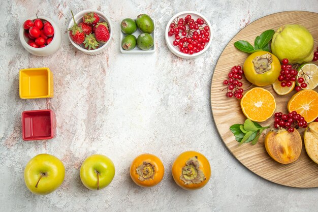 Vue de dessus de la composition des fruits différents fruits frais sur table blanche couleur arbre mûr frais