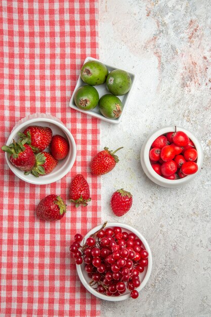 Vue de dessus de la composition des fruits différents fruits frais sur tableau blanc