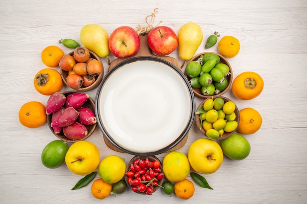 Vue De Dessus Composition De Fruits Frais Différents Fruits Sur Un Bureau Blanc Couleur De Régime Berry Arbre De Santé D'agrumes Mûr Savoureux