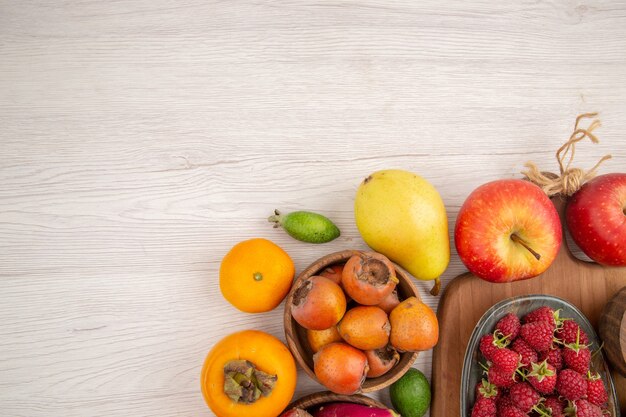 Vue de dessus composition de fruits frais différents fruits sur fond blanc