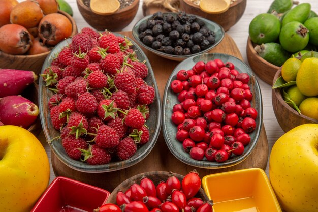 Vue de dessus composition de fruits frais sur fond blanc