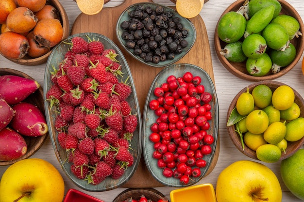 Vue de dessus composition de fruits frais sur fond blanc