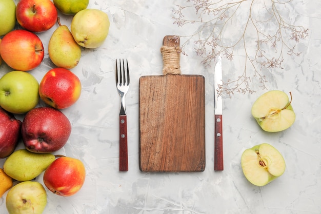 Vue de dessus de la composition de fruits frais sur fond blanc