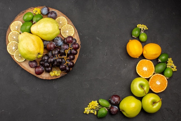 Vue de dessus composition de fruits frais fruits mûrs et moelleux sur un bureau sombre fruit frais vitamine mûre