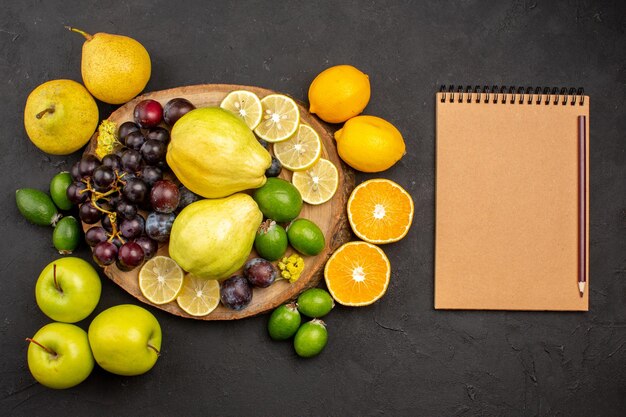 Vue de dessus composition de fruits frais fruits mûrs moelleux sur la surface sombre vitamine de fruits mûrs moelleux frais