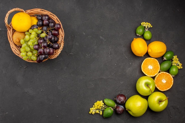 Vue de dessus composition de fruits frais fruits mûrs sur la surface sombre fruit moelleux vitamine fraîche mûre