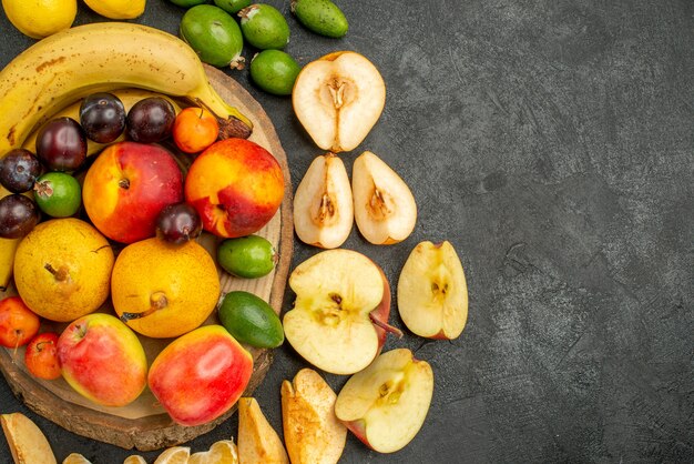 Vue de dessus de la composition des fruits fruits frais sur fond gris