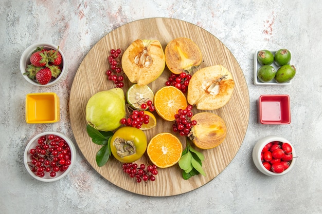 Vue de dessus de la composition des fruits fruits frais sur sol blanc