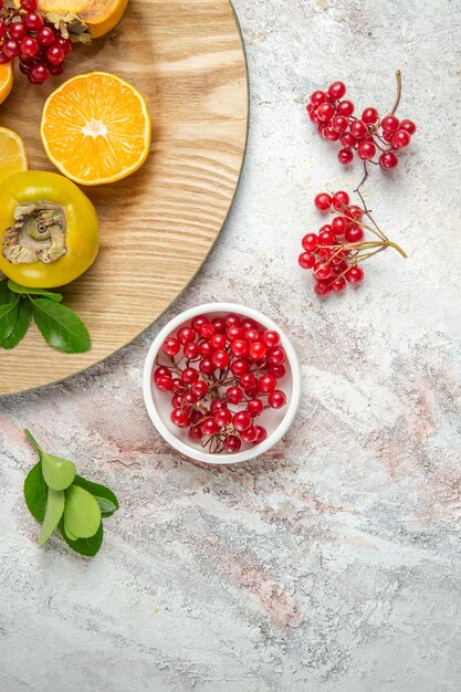 Vue de dessus de la composition des fruits fruits frais sur une table blanche fruits frais couleur de l'arbre mûr