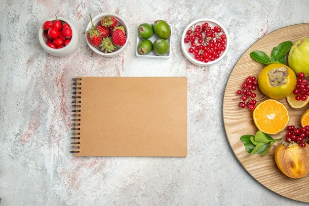 Vue de dessus de la composition des fruits fruits frais sur tableau blanc