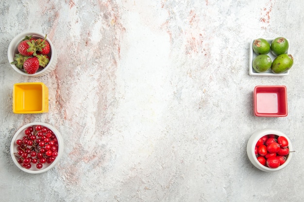 Vue de dessus de la composition des fruits fruits frais sur tableau blanc