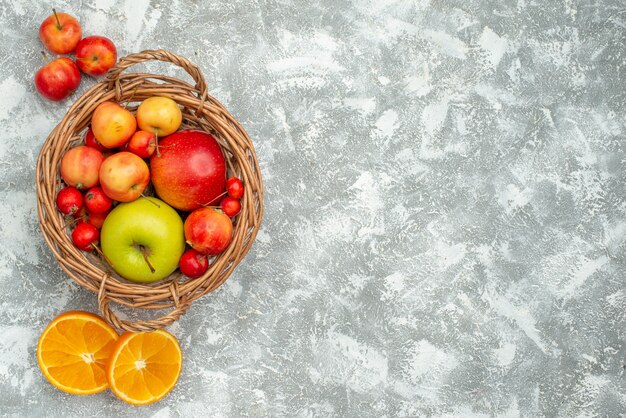 Vue de dessus de la composition des fruits prunes et pommes sur un espace blanc clair