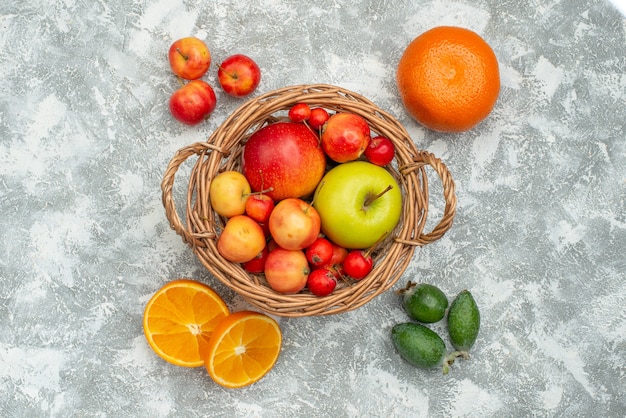 Vue de dessus de la composition des fruits prunes et pommes sur un espace blanc clair