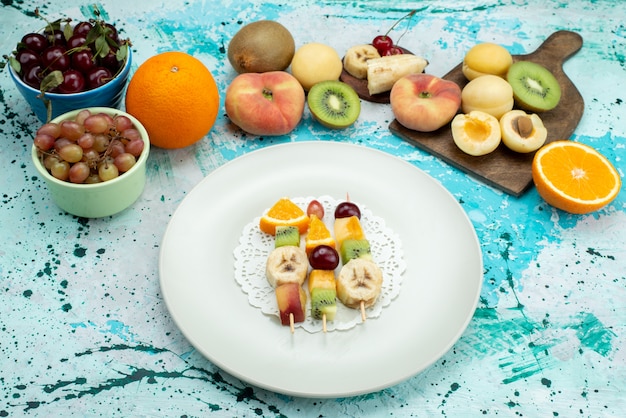 Vue de dessus de la composition de fruits en tranches et ensemble sur le sucre de biscuit exotique aux fruits