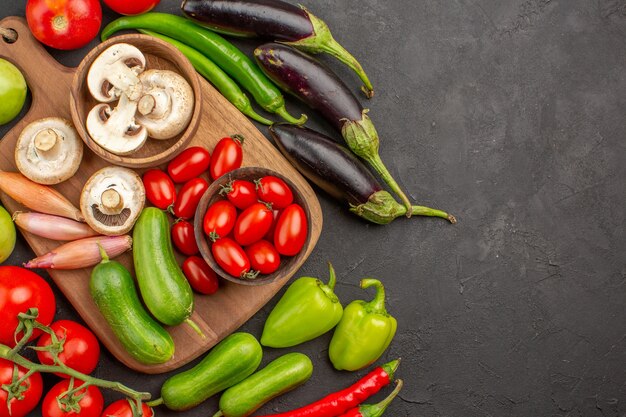 Vue de dessus de la composition de légumes frais sur un bureau sombre