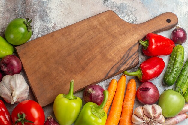 Vue de dessus composition de légumes frais sur fond blanc