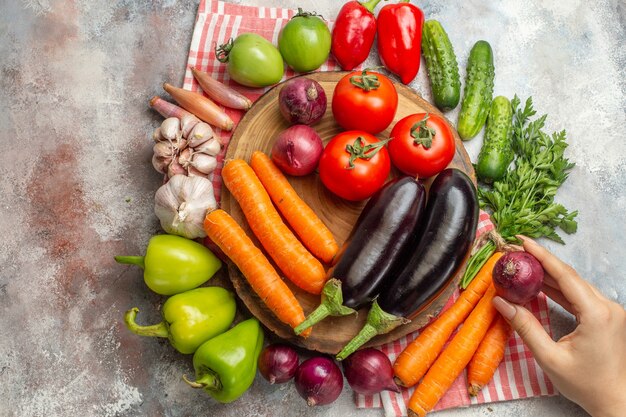 Vue de dessus composition de légumes frais sur fond blanc