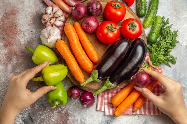 Vue de dessus composition de légumes frais sur fond blanc